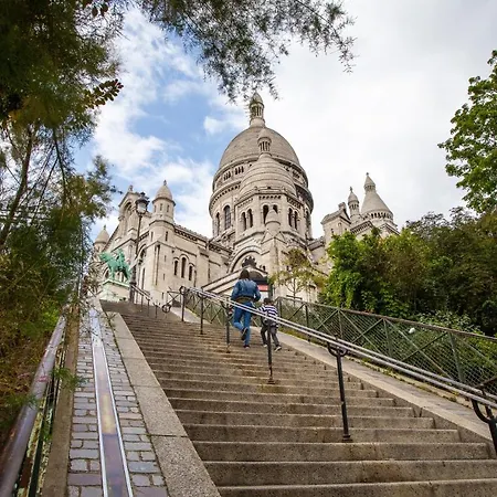 Le Village Montmartre *