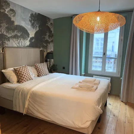 Le Village Montmartre *