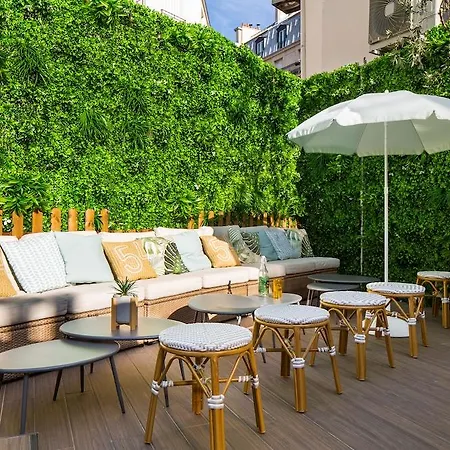 Le Village Montmartre Paryż