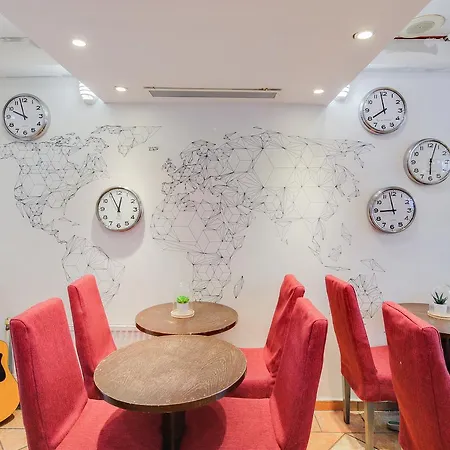 Le Village Montmartre Paryż