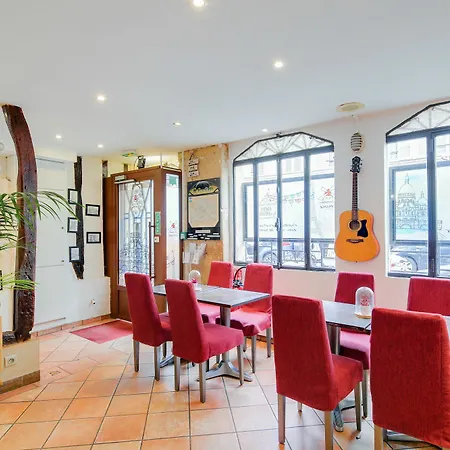 Le Village Montmartre Paryż