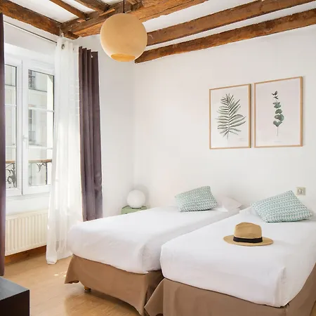 Hostal Le Village Montmartre By Hiphophostels