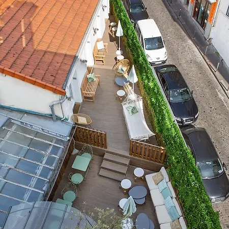 لو فيليدج مونمارتر باي هيفوفوستيل *