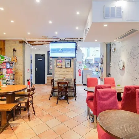 Le Village Montmartre Paryż