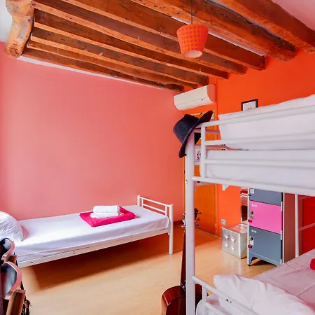 Hostel Le Village Montmartre By Hiphophostels Parijs