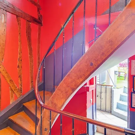 لو فيليدج مونمارتر باي هيفوفوستيل * باريس