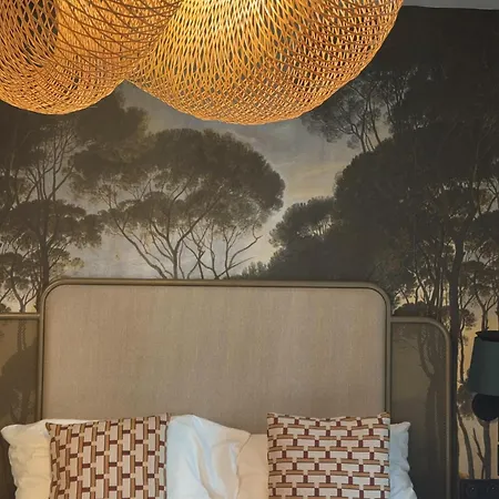 Le Village Montmartre Paryż