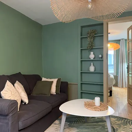 لو فيليدج مونمارتر باي هيفوفوستيل * باريس