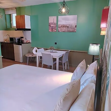 Hostel Le Village Montmartre Paris