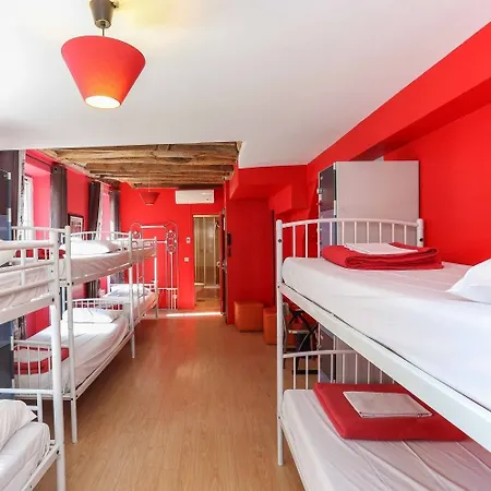 لو فيليدج مونمارتر باي هيفوفوستيل * باريس