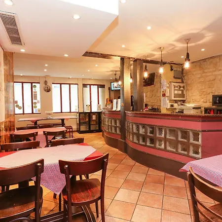 لو فيليدج مونمارتر باي هيفوفوستيل بيت شباب باريس