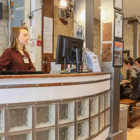 لو فيليدج مونمارتر باي هيفوفوستيل بيت شباب باريس