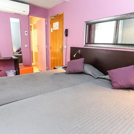 لو فيليدج مونمارتر باي هيفوفوستيل * باريس