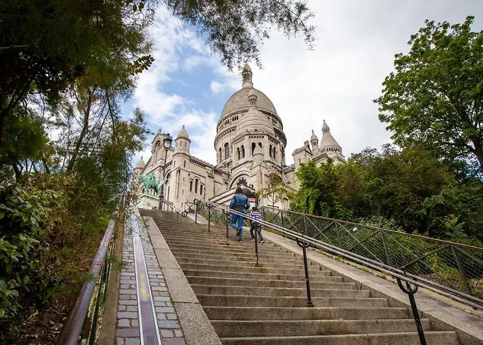 Le Village Montmartre *