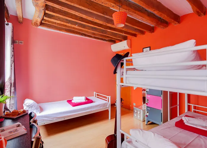 Hostel Le Village Montmartre Paris