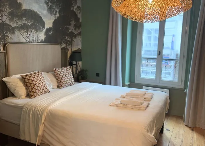 Le Village Montmartre *