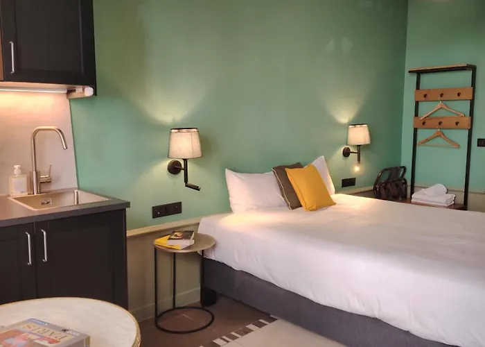 Le Village Montmartre *