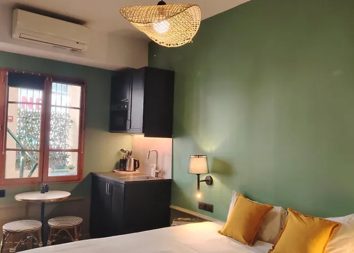 Le Village Montmartre Hostel *