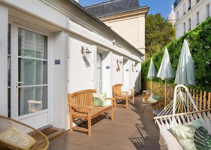 Le Village Montmartre