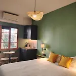 Le Village Montmartre Hostel *