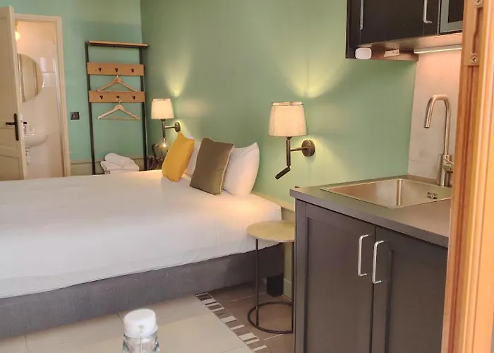 Le Village Montmartre Hostal *