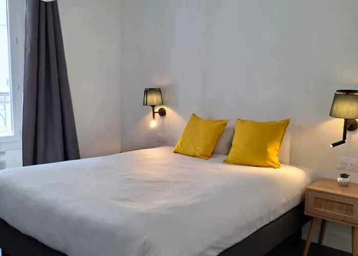 Le Village Montmartre Hostal *