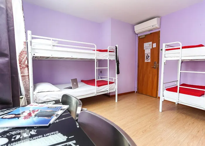 Le Village Montmartre Hostal París