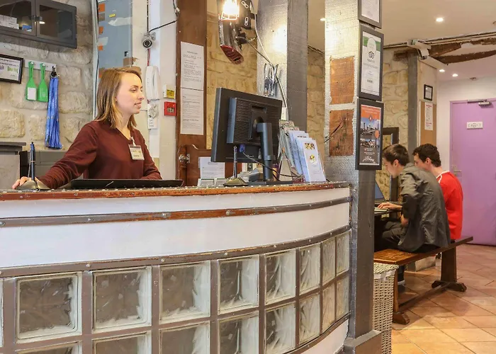 Le Village Montmartre Hostal París