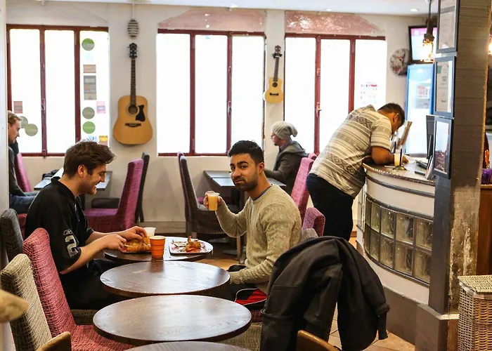Le Village Montmartre Hostal *