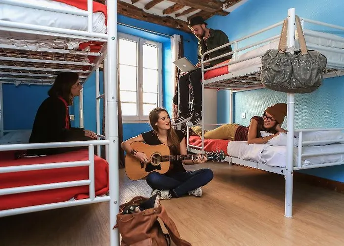 Le Village Montmartre Hostal París